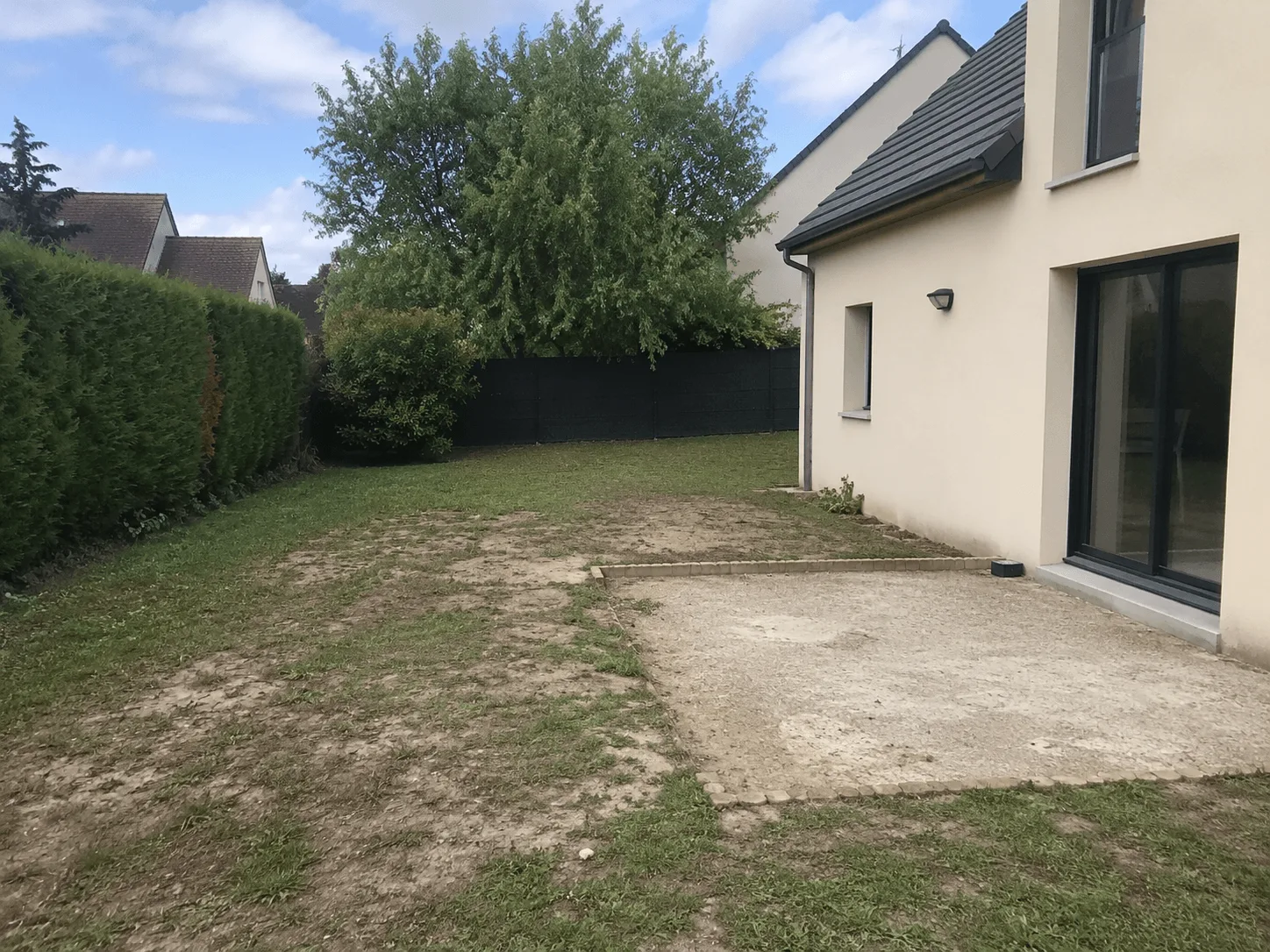 Terrasse bois et massifs avant travaux